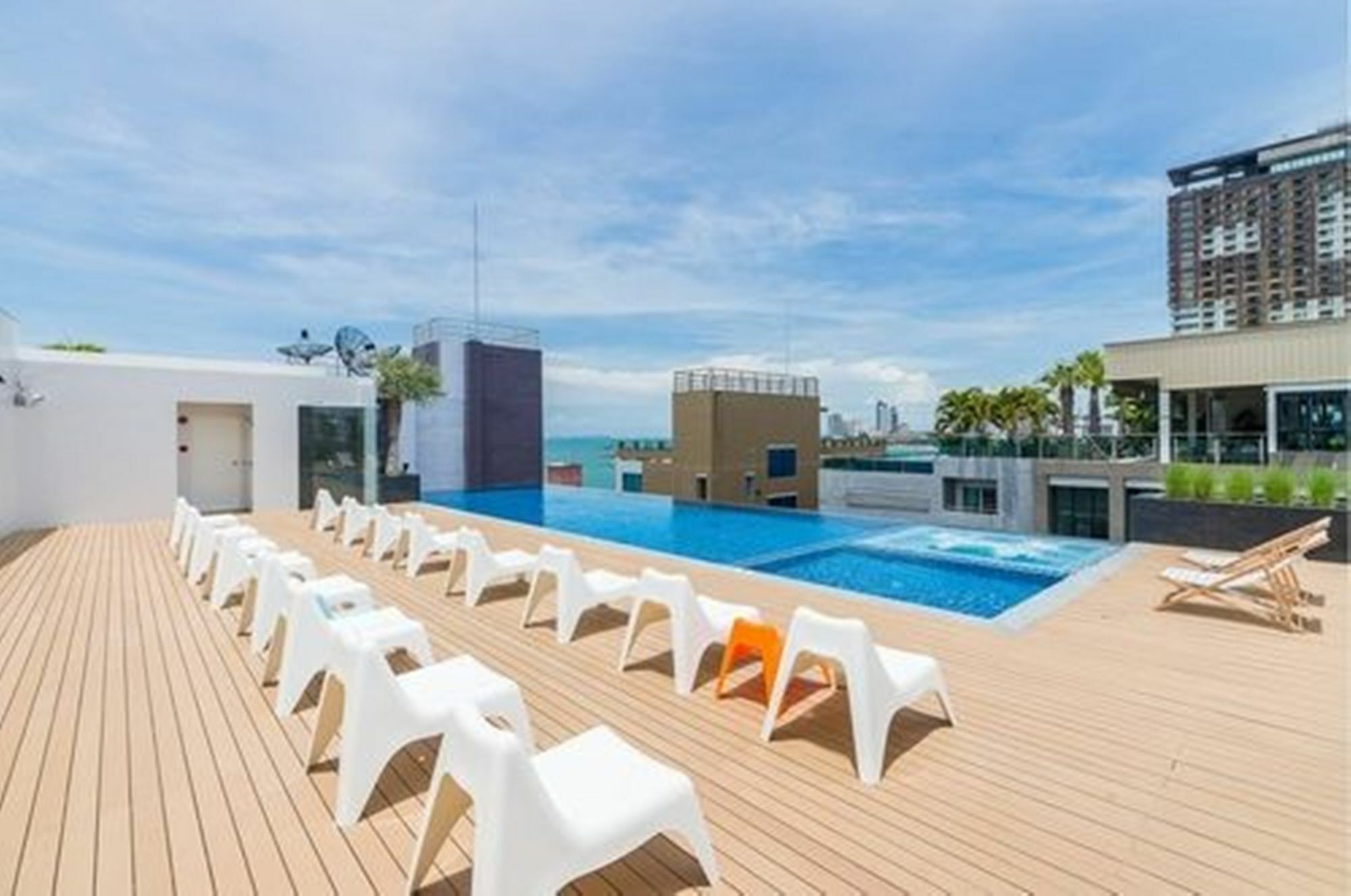 Sea Me Spring Hotel Pattaya Exteriör bild